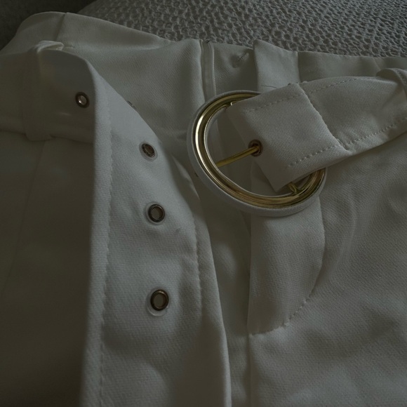 Vintage high rise cream white short with round buckle belt - Picture 2 of 4